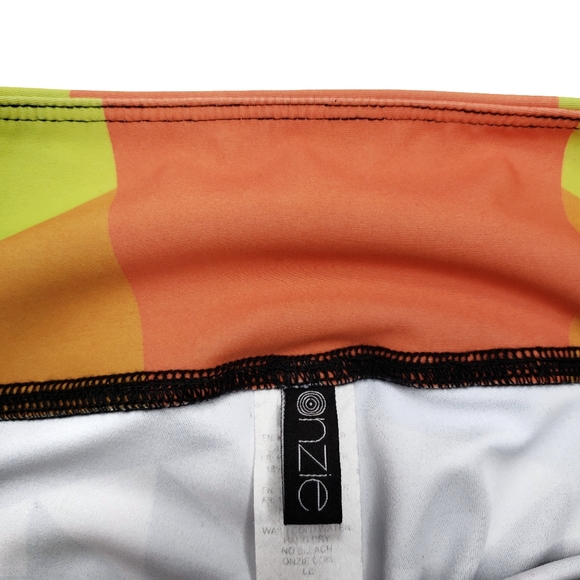 Onzie Graphic Leggings in Geometric Triangles - Picture 5 of 9